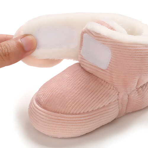 Chaussure bébé velours laine motif fraise avec ouverture facile