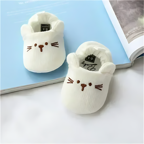 Pantoufle blanche tricot motif chat élégante