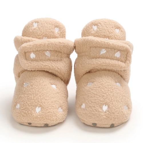 devant botte bébé rose motif cœur blanc