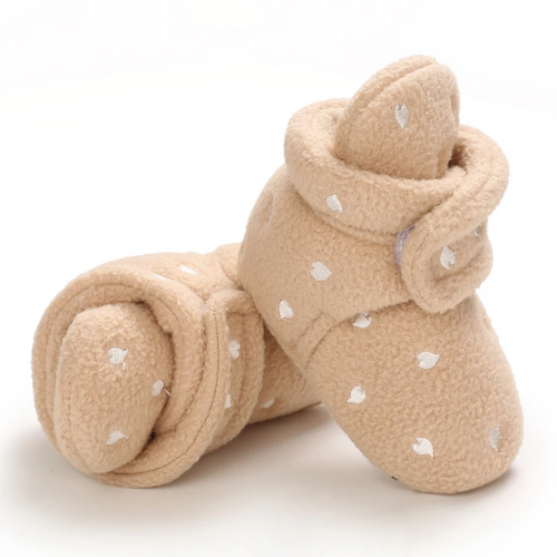 intérieur chaussure bébé rose motif cœur blanc