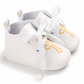 Chaussure bébé baptême motif croix dorée