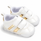 Chaussure bébé dorée et blanche sportive