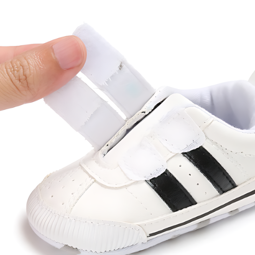 Chaussure bébé noire et blanche sportive avec ouverture facile