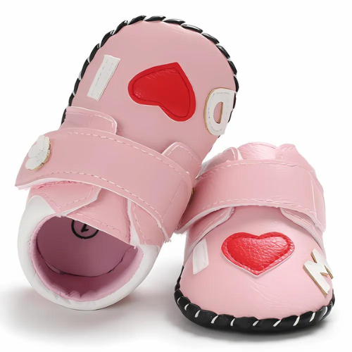 Chaussure bébé rose au motif cœur en cuir