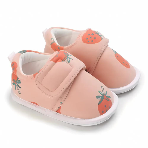 Chaussure bébé rose au motif fraise