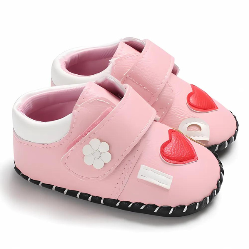 Chaussure bébé rose cuir au motif cœur