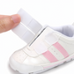 Chaussure bébé rose et blanche sportive avec ouverture facile