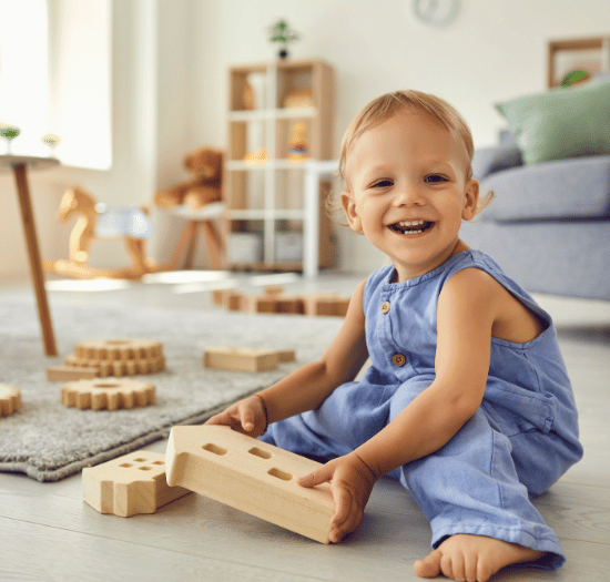 bébé heureux jouet