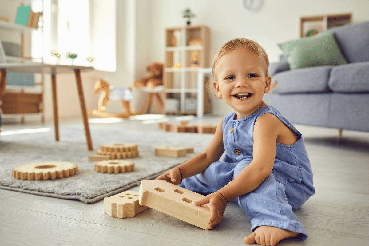 bébé sourire jeux bois