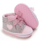 chaussure bébé gris et rose cœur