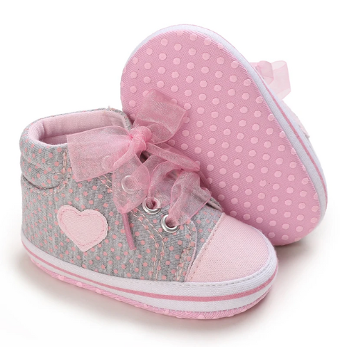 chaussure bébé gris et rose cœur